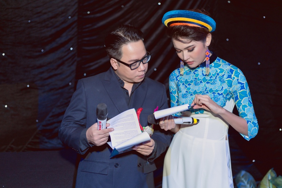 Lần đầu cầm mic và đứng trên sân khấu, Á hậu tỏ ra khá căng thẳng. Cô chăm chỉ tổng duyệt và lắng nghe những lời khuyên bổ ích từ nam MC nổi tiếng Tùng Leo.