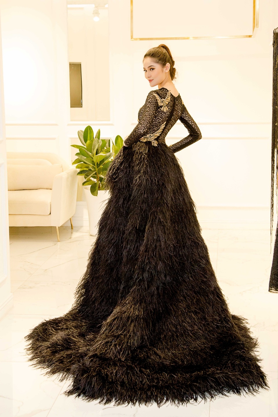 Người đẹp sinh năm 1996 khoe nhan sắc cuốn hút khi khoác lên người nhiều bộ cánh với phom dáng, chất liệu, màu sắc vô cùng đa dạng. Thùy Dung cao 1,72m, số đo 84 - 60 - 90 của Á hậu Việt Nam 2016.