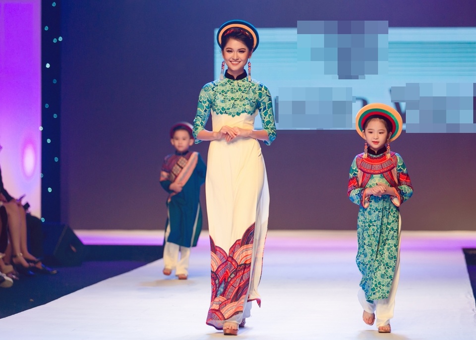 Trong chương trình, cả ba người đẹp Hoa hậu Việt Nam 2016 cùng đảm nhận vai trò vedette. Từng có kinh nghiệm sải bước trên nhiều sàn diễn, các người đẹp tự tin thể hiện nét duyên dáng của tà áo dài dân tộc. Màn trình diễn của dàn người đẹp kết hợp mẫu nhí là một trong những điểm nhấn khó quên của chương trình.