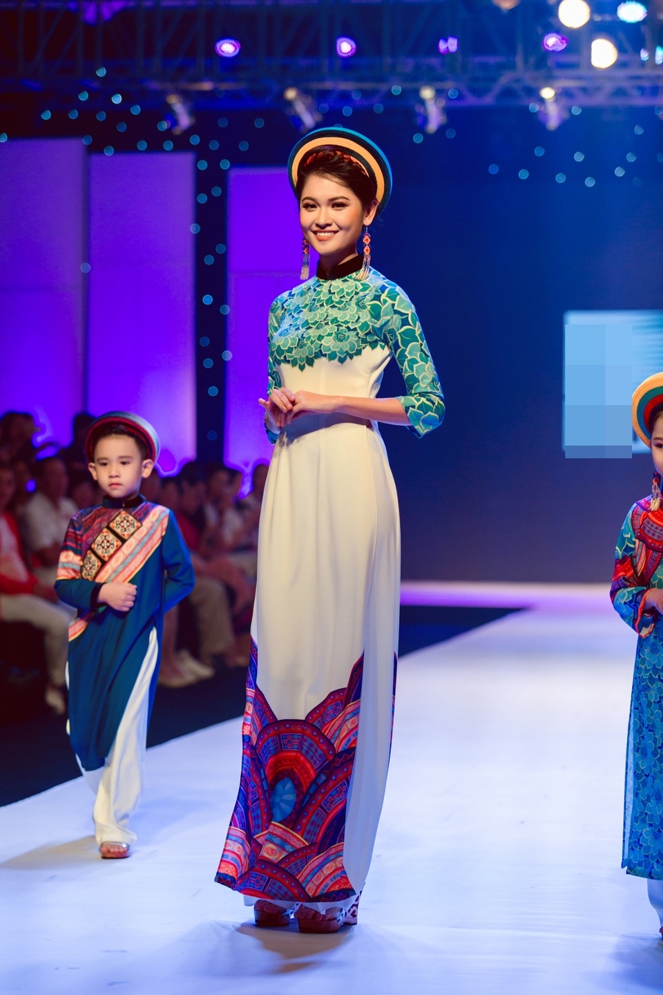 Sau màn biểu diễn của các người mẫu nhí, Á hậu 2 Hoa hậu Việt Nam 2016 Thùy Dung xuất hiện với chiếc áo dài hoa văn gốm sứ thướt tha.