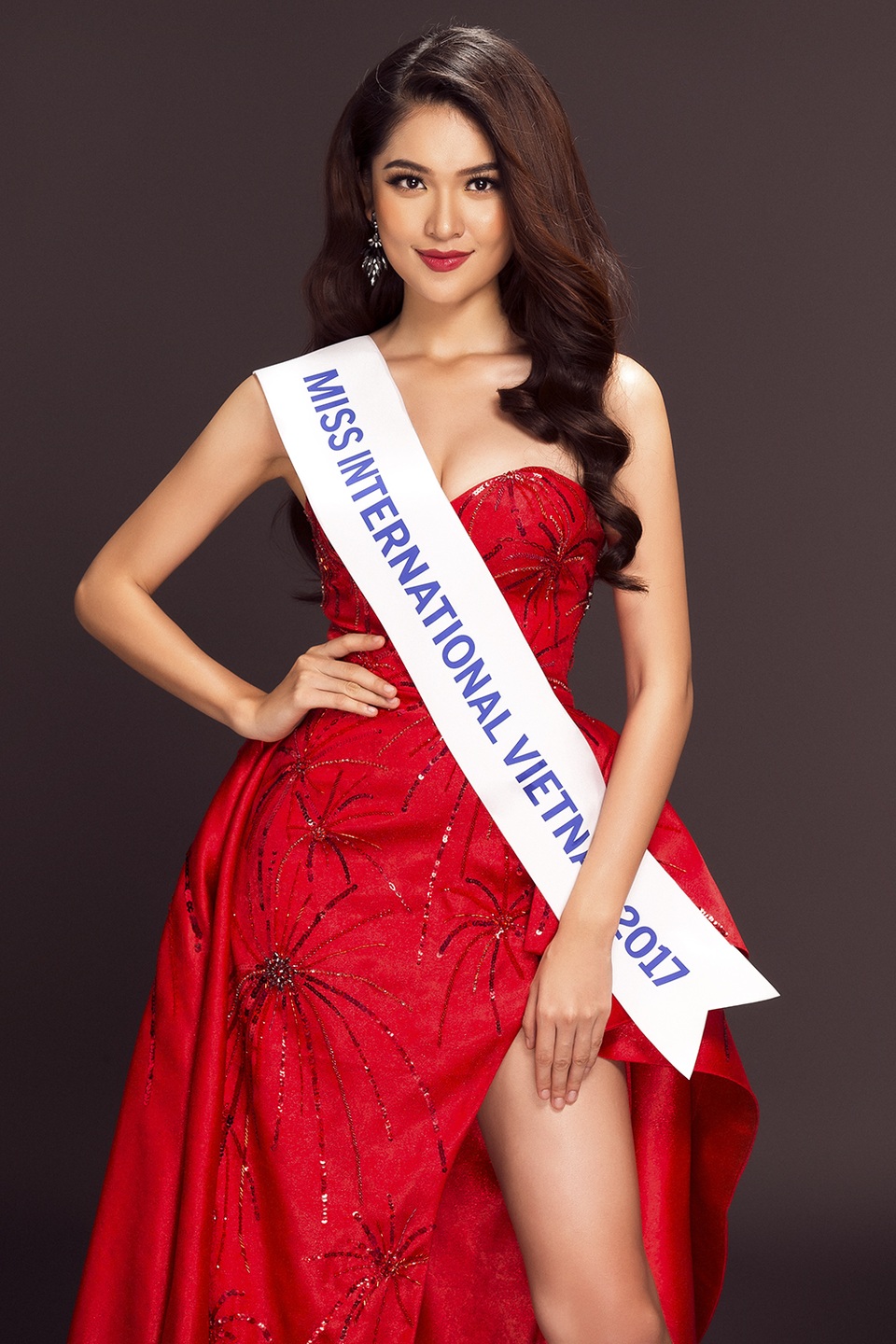 Á hậu Thùy Dung: “Đi xe tiền tỷ nhưng lệ thuộc đại gia có hạnh phúc?” - 2 Sở hữu nhan sắc thanh lịch, ngọt ngào cùng những kỹ năng phụ bổ trợ như: đàn, hát, dẫn chương trình, thông thạo tiếng Anh, tiếng Nhật,... Thuỳ Dung được kỳ vọng sẽ làm nên chuyện tại đấu trường nhan sắc danh giá có tuổi đời hơn 50 năm: Hoa hậu Quốc tế.