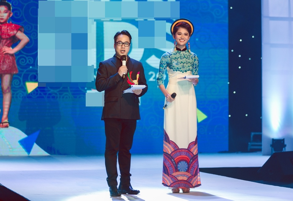 Nhờ sự cố gắng tập luyện, Thuỳ Dung tự tin hoàn thành vai trò mới toanh và gây ấn tượng với vốn ngoại ngữ trôi chảy, phát âm chuẩn của mình. Trước đó, cô từng đạt 9,5 điểm thi ngoại ngữ ở kỳ thi Đại học và 900/990 điểm thi đầu vào tiếng Anh tại trường Đại học Ngoại thương TPHCM.