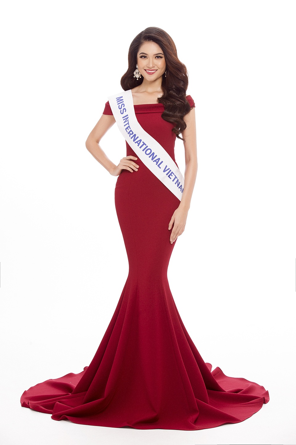 Á hậu Thùy Dung: “Đi xe tiền tỷ nhưng lệ thuộc đại gia có hạnh phúc?” - 3 Cô cho rằng, vương miện không thể nuôi sống mình cả đời nên quyết tâm học tập, theo đuổi đam mê đã lựa chọn trước khi đi thi nhan sắc.