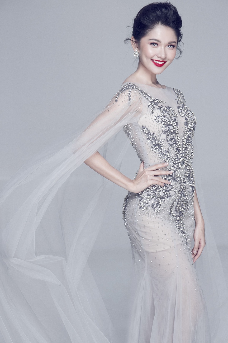 Trong khi đó, chia sẻ từ Nhật Bản, Thuỳ Dung cho biết cô hoàn toàn tự tin và sẵn sàng để toả sáng trong đêm chung kết. “Tôi luôn nhớ một câu nói rằng “đường đi khó, không khó vì ngăn sông cách núi, mà khó vì lòng người ngại núi e sông”.