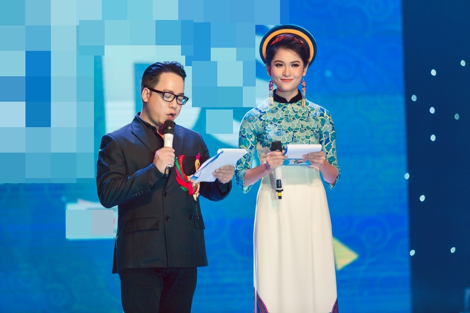 Đặc biệt, Thuỳ Dung đảm nhận vai trò dẫn chương trình bằng Tiếng Anh, bên cạnh MC kỳ cựu Tùng Leo.