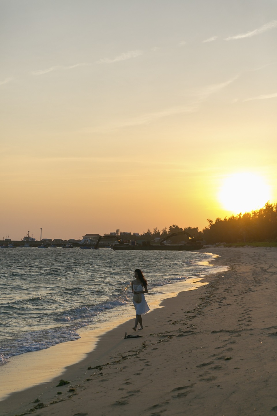 Biển Phú Quý không những đẹp mà còn hiền hoà, giúp người dân an tâm đánh bắt, sinh hoạt và ổn định cuộc sống biết bao đời qua.