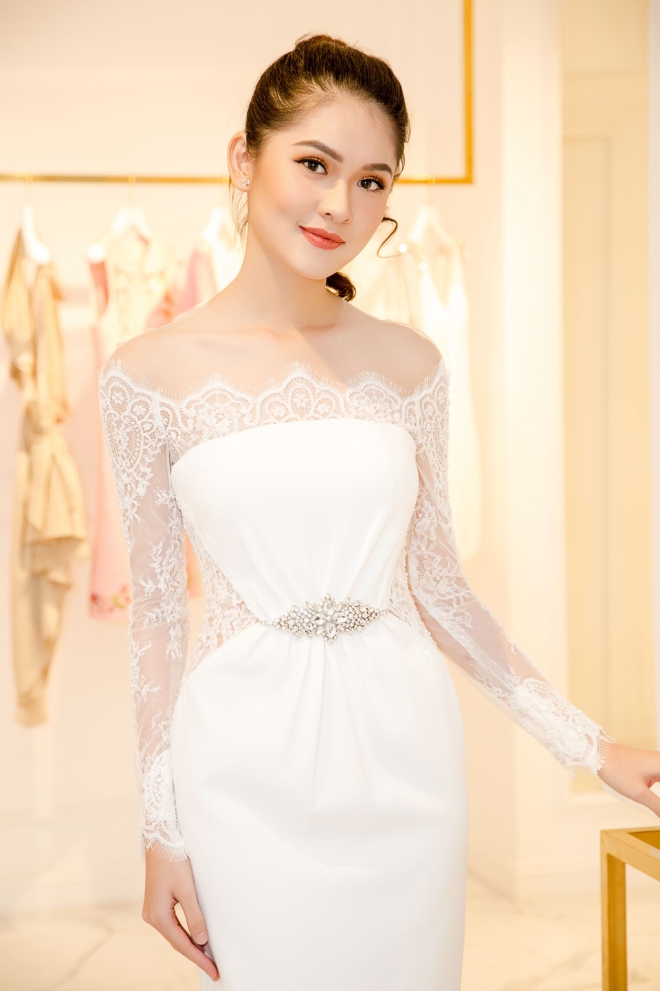 Thuỳ Dung chia sẻ: “Tôi muốn mang hình ảnh một người phụ nữ Việt Nam năng động, hiện đại nhưng phải đậm chất thanh lịch đến với Hoa hậu Quốc tế 2017. Tôi mong phong cách này sẽ đủ gây ấn tượng với ban giám khảo và khiến khán giả Việt Nam cảm thấy thích thú”.