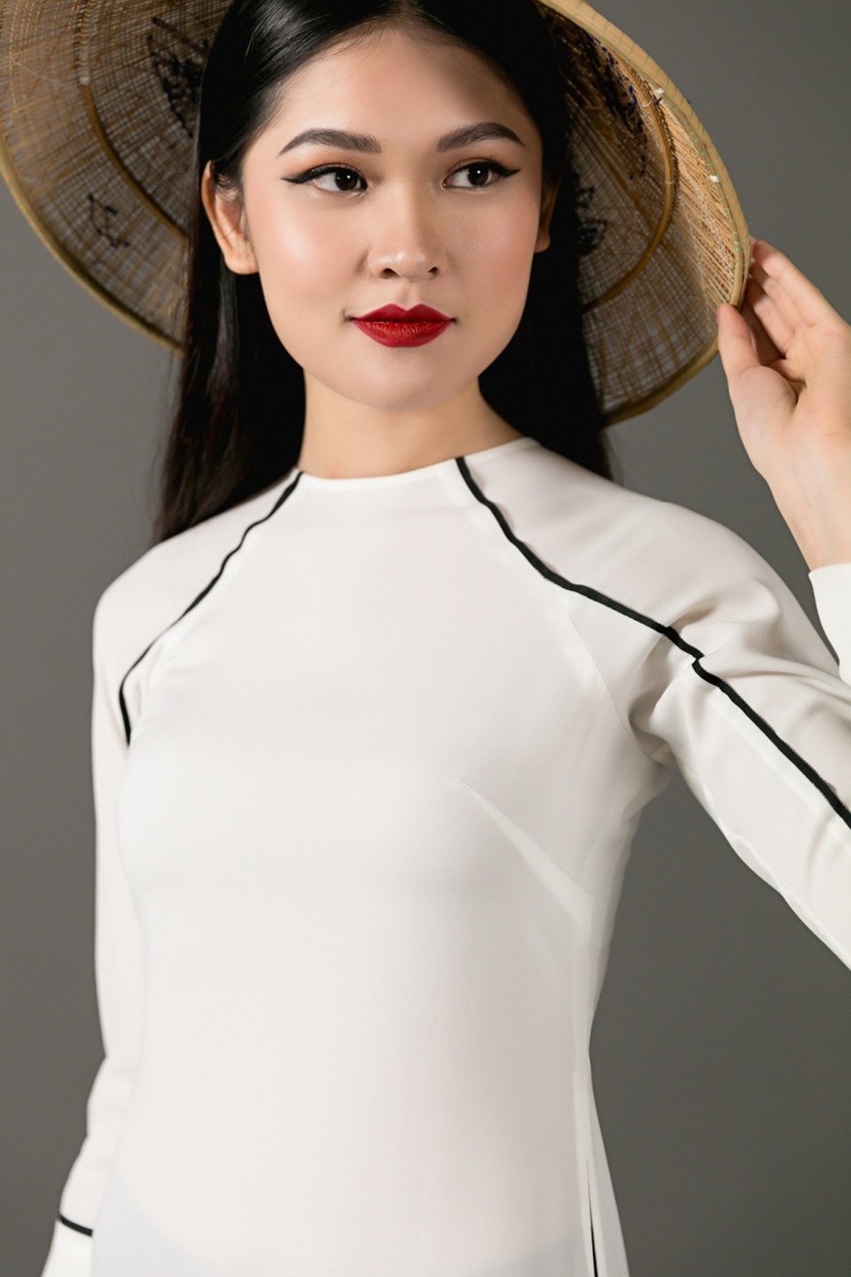 
Mở đầu clip, Thuỳ Dung xuất hiện trong trang phục áo dài duyên dáng và chiếc nón lá giản dị. Cô từng thú nhận, bản thân mình không thuộc tuýp người của thi thố nhan sắc. Nhưng từng cơ duyên lại đến khiến cô tham gia Hoa khôi Ngoại thương, Hoa hậu Việt Nam 2016 và đạt được những thành tích cao nhất. Dù vậy, để đến với Miss International 2017 là cả một quá trình đấu tranh của Thuỳ Dung, bởi cô từng lo sợ mình chưa kỹ năng, sự chuẩn bị để gánh vác trọng trách cao quý ấy.
