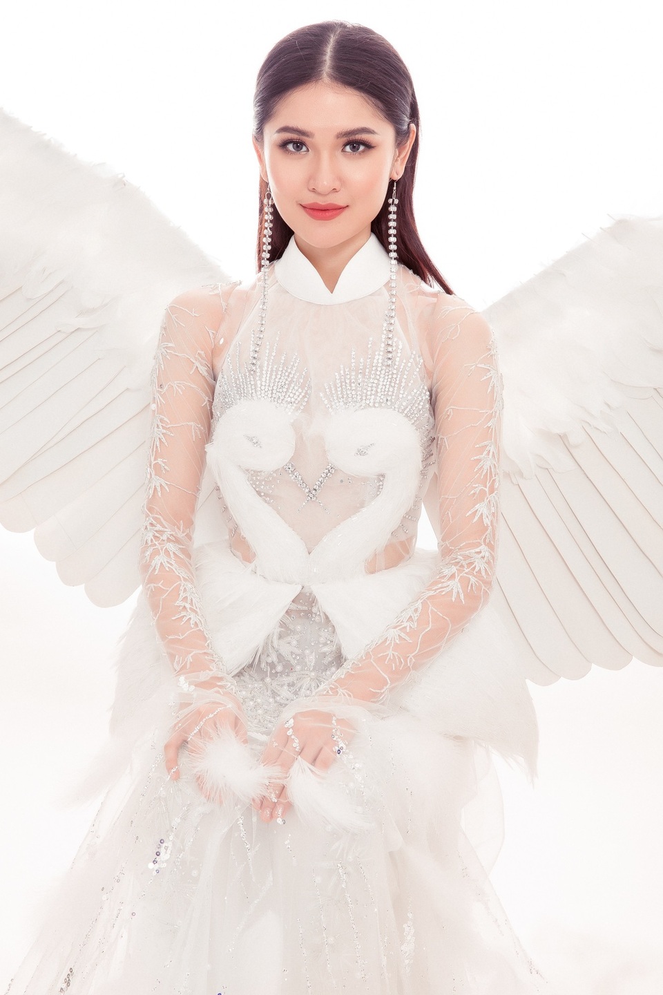 Hé lộ trang phục truyền thống đậm màu cổ tích của Thùy Dung tại Miss Intetnational - 4 Và nếu thế giới có đại bàng tự do, bồ câu hòa bình... thì Việt Nam có cánh cò chịu thương chịu khó, dù bay đâu cũng đáp về mảnh đất quê nhà. Cánh cò đậu trên luỹ tre làng - đó là hình tượng mang ý nghĩa cho đời sống nông thôn và con người Việt Nam.