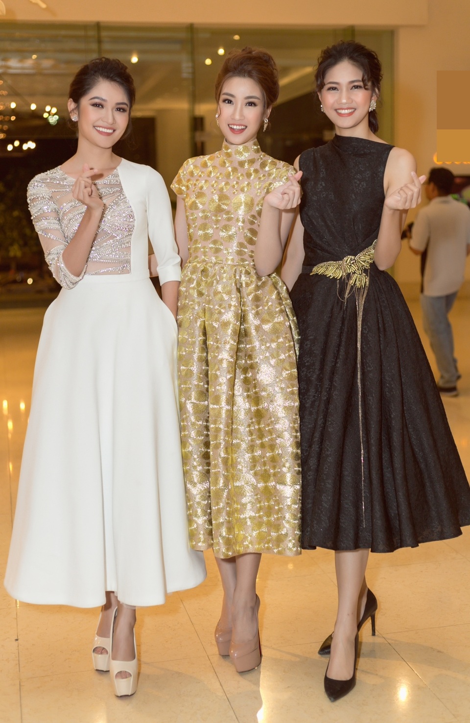 Tối 9/6, Hoa hậu Mỹ Linh, Á hậu 1 Thanh Tú và Á hậu 2 Thùy Dung có mặt tại thảm đỏ sự kiện thời trang.
