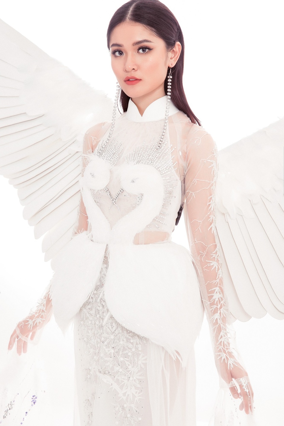 Hé lộ trang phục truyền thống đậm màu cổ tích của Thùy Dung tại Miss Intetnational - 12 Bộ trang phục được thực hiện thủ công suốt 3 tháng qua và vận chuyển đặc biệt trong 3 kiện hàng để sang Nhật Bản cùng Á hậu Thùy Dung.