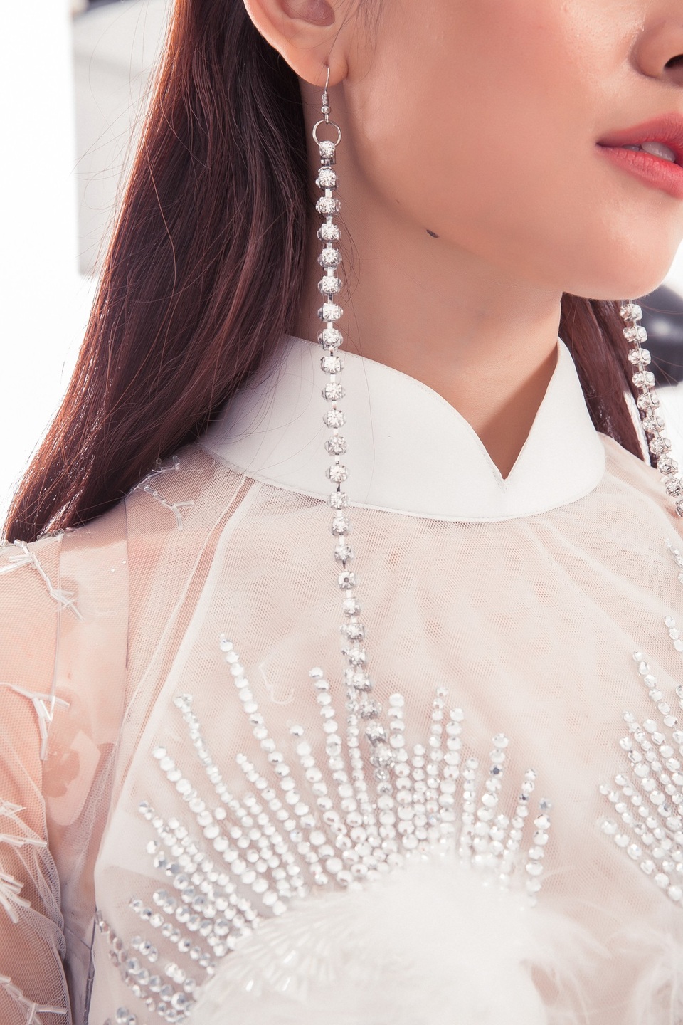 Hé lộ trang phục truyền thống đậm màu cổ tích của Thùy Dung tại Miss Intetnational - 11 Về ý tưởng thực hiện bộ trang phục, NTK Tín Thái chia sẻ trong một mạch cảm xúc hướng về lịch sử - nguồn cội, anh tìm cảm hứng trong văn hoá, cổ tích và những tinh hoa đặc trưng của Việt Nam. Tôi nhớ ra hình ảnh con cò luôn gắn liền với người xưa lẫn nay, trong tâm thức từ bé đã thuộc lòng câu hát con cò bé bé, nó đậu cành tre...”. Từ đó, tôi phát triển ý tưởng thành một trang phục, đủ sáng tạo mà vẫn đáp ứng tính truyền thống và nhận diện quốc gia, anh nói.