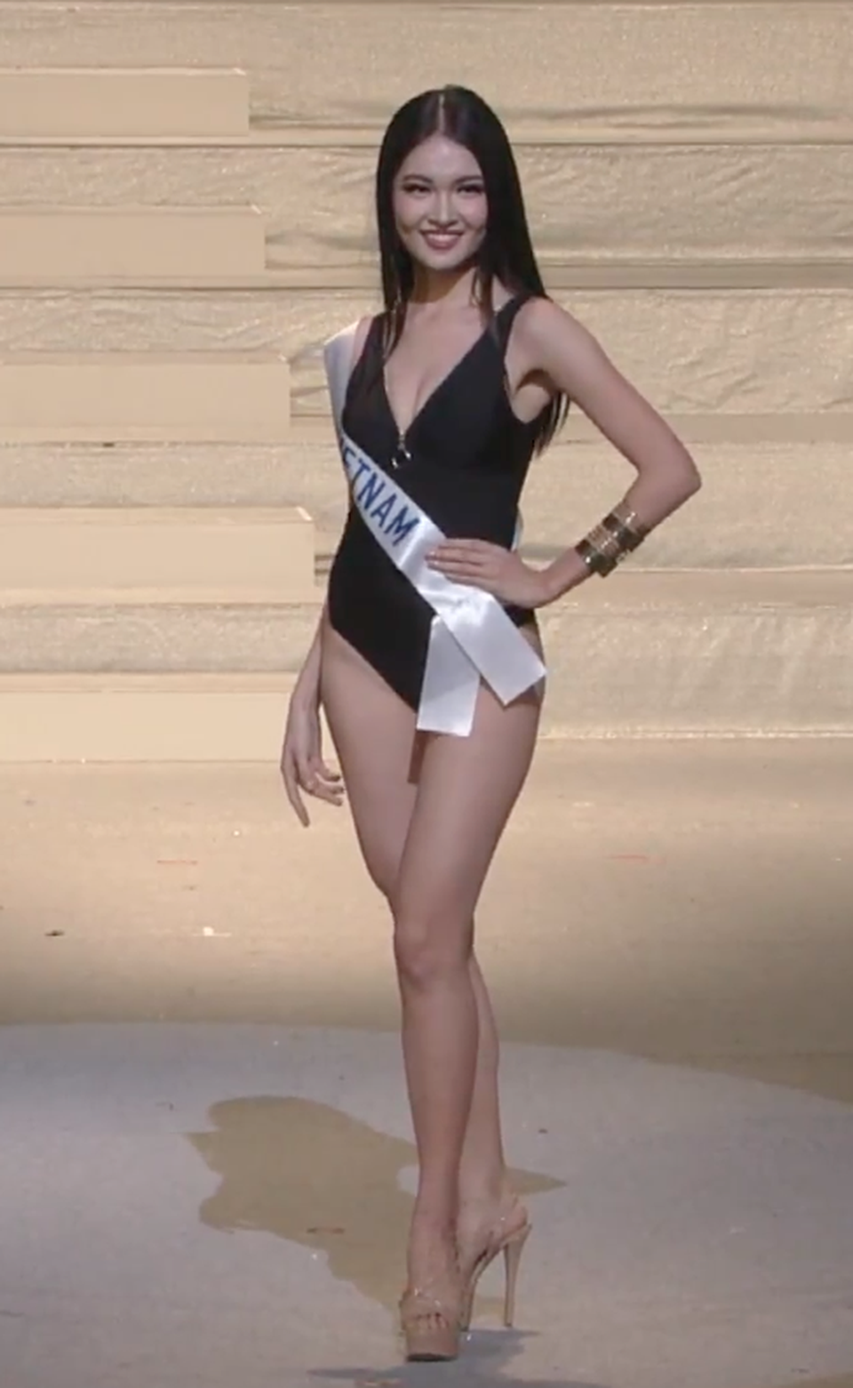 Bị chỉ trích phần thi trang phục dân tộc tại Miss International, phía Thùy Dung phân trần - 1 Á hậu Thùy Dung - đại diện của Việt Nam dù rất được kỳ vọng nhưng không lọt vào Top 15.
