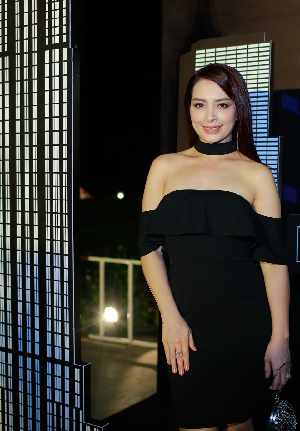 Cựu siêu mẫu Thúy Hằng diện váy đen trễ vai khoe vẻ đẹp trẻ trung vượt tuổi ăn đứt nhiều đàn em.