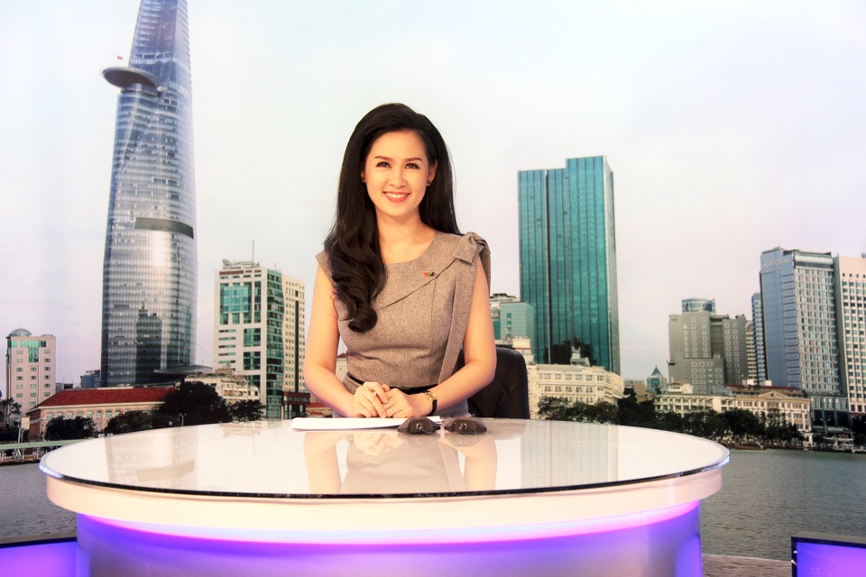 BTV Thuý Hằng: “Nếu chồng không thông cảm, tôi khó lòng đến được với nghề báo” - 1 BTV Thuý Hằng luôn cuốn hút mỗi khi xuất hiện trên bản tin bởi gương mặt khả ái và cách dẫn lôi cuốn.