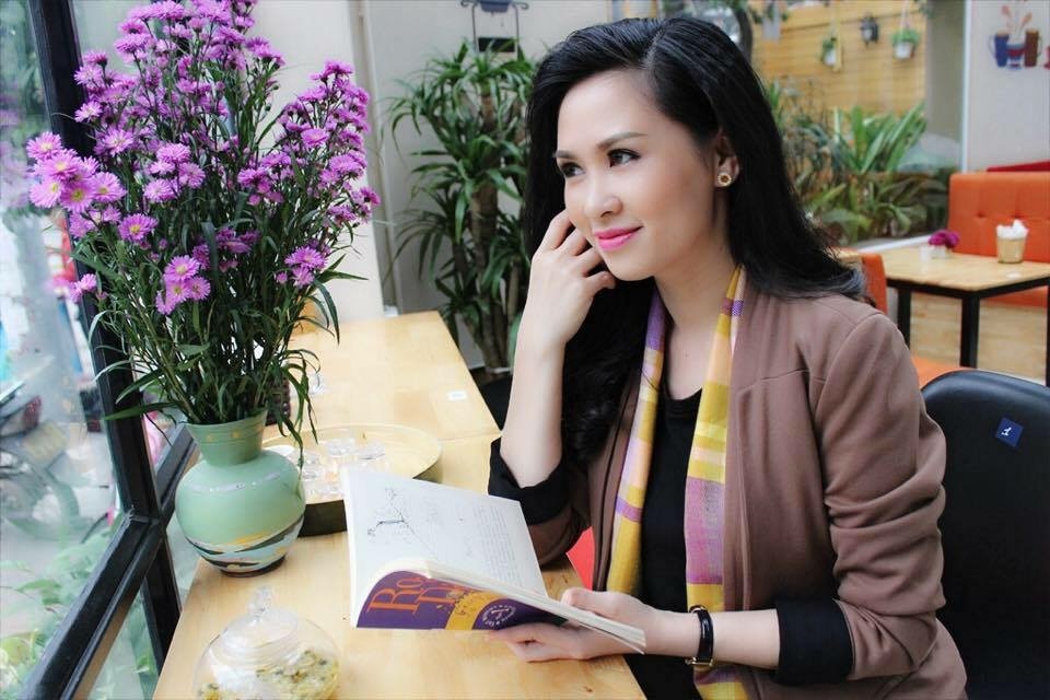 BTV Thuý Hằng: “Nếu chồng không thông cảm, tôi khó lòng đến được với nghề báo” - 3 BTV xinh đẹp cho biết, trở về lại VTV9, chị có nhiều thời gian hơn cho gia đình và sở thích cá nhân.