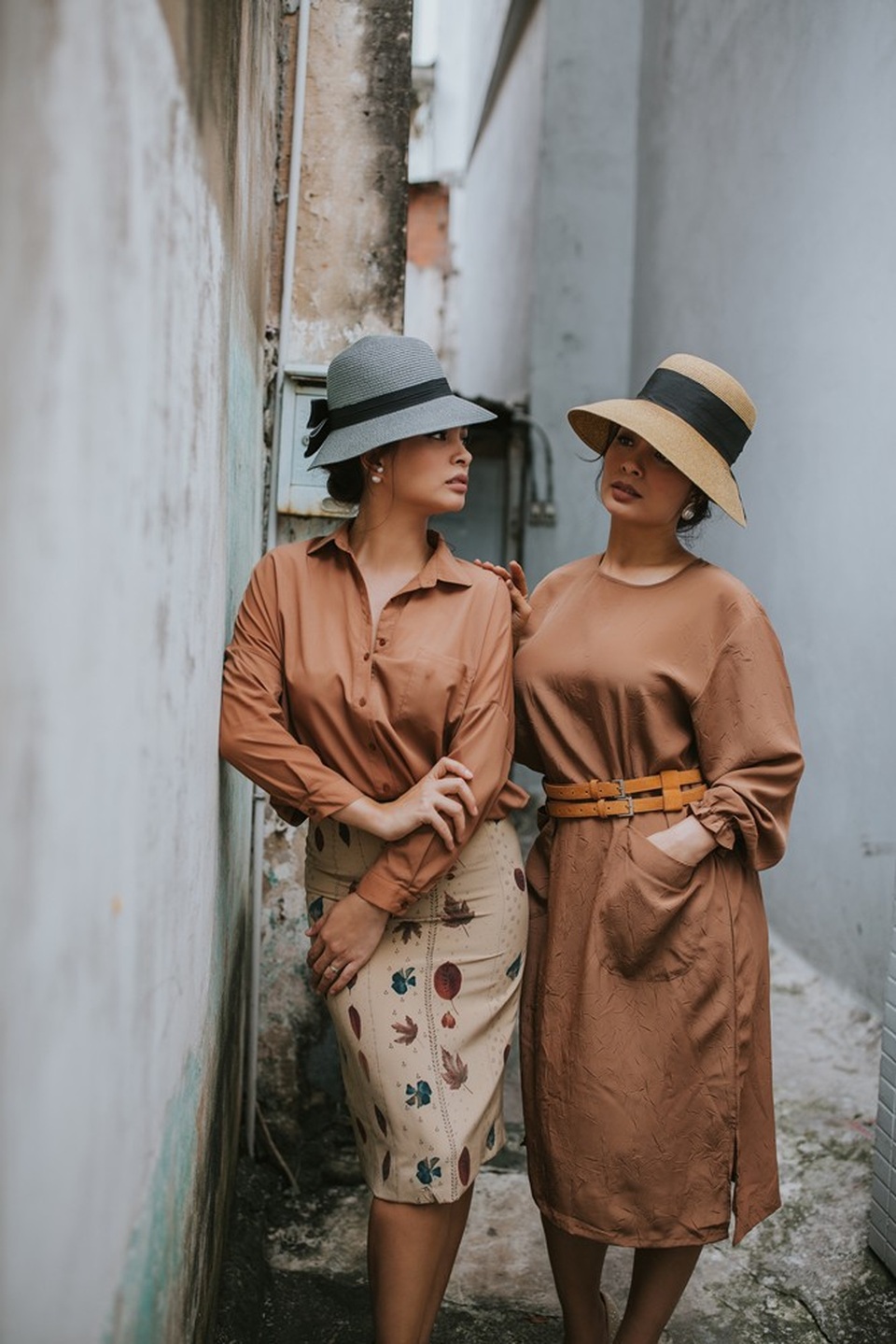 Cựu người mẫu Thúy Hạnh: “Thúy Hằng có thể nhường tôi mọi thứ, trừ chồng” - 7 Lúc chưa lập gia đình, hai chị em có gu ăn mặc giống nhau, thường xuyên mặc đồ đôi còn bây giờ thì sở thích thời trang cũng khác nhau nhiều hơn trước. Thúy Hằng tự nhận bản thân mình “bánh bèo”, điệu đà hơn Thúy Hạnh nên cô hay bị người ngoài tưởng nhầm là em.