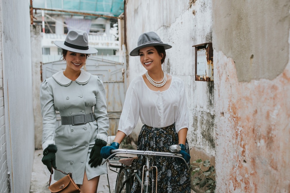 Cựu người mẫu Thúy Hạnh: “Thúy Hằng có thể nhường tôi mọi thứ, trừ chồng” - 2 Chỉ còn hai tháng nữa là đến sinh nhật tuổi 40 của cả hai, Thúy Hằng và Thúy Hạnh vừa cùng nhau thực hiện một bộ ảnh thời trang theo phong cách cổ điển, quý phái nhằm lưu giữ kỷ niệm chung của hai chị em cũng như đánh dấu mốc thời gian mới trong cuộc đời người phụ nữ.