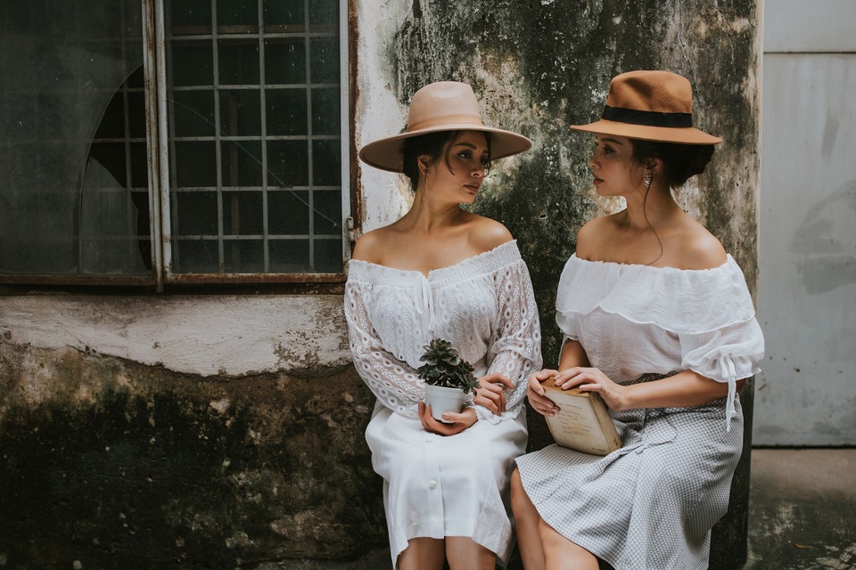 Cựu người mẫu Thúy Hạnh: “Thúy Hằng có thể nhường tôi mọi thứ, trừ chồng” - 4 Ngoài ra, Thúy Hạnh cho biết hiện tại cô còn viết sách để chia sẻ về tác phong thanh lịch, hướng dẫn cách chỉnh sửa dáng và những kỹ năng giúp cho nhân viên văn phòng trở nên chuyên nghiệp và thân thiện hơn.