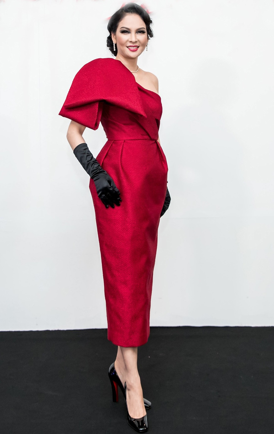 Người đẹp Thủy Hương xuất hiện sang trọng, quý phái với chiếc đầm lệch vai, có họa tiết to bản ở phần cầu vai. Thủy Hương chọn phụ kiện đi kèm có tông đen sang trọng. Mái tóc phong cách cổ điển càng tôn lên nét sang trọng, quyền quý của Thủy Hương.