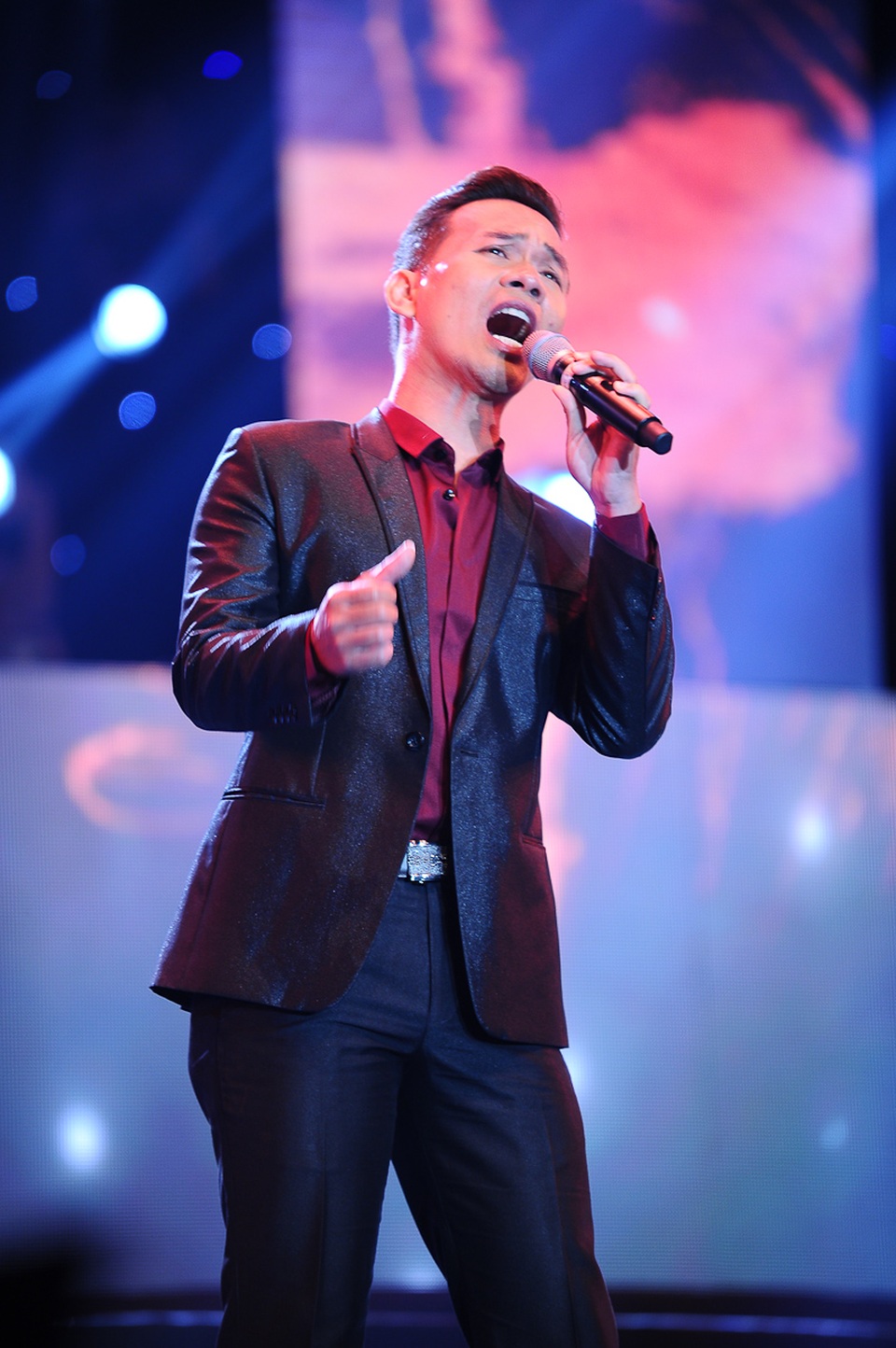 Ca sĩ Thụy Long trình diễn nhạc phẩm Phúc âm buồn với chất giọng dày, mạnh mẽ.