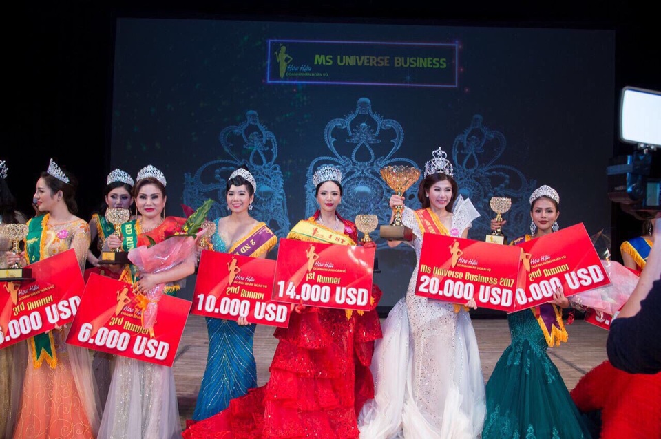 Sophia Thuý Nga dành cú đúp danh hiệu tại Hoa Hậu Doanh nhân tại Nhật Bản - 3 Sophia Thúy Nga giành vương miện Á hậu Doanh nhân Hoàn vũ 2017 trong sự vỡ òa của khán giả và người hâm mộ tại Nhật Bản. Bên cạnh đó chị còn nhận được cú đúp giải thưởng: “Hoa hậu có nhan sắc vượt thời gian”.