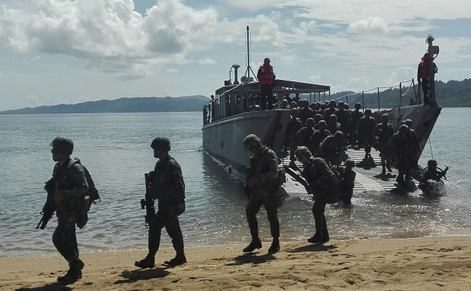 Quân đội Philippines không kích nhầm, 11 binh sĩ thiệt mạng - 9
Sau khi điều động binh sĩ, trực thăng mang tên lửa và các xe thiết giáp tới Marawi, ngày 31/5, quân đội Philippines tiếp tục điều lực lượng lính thủy đánh bộ tới đây để tăng viện.