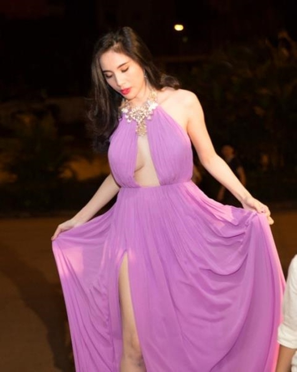Những màn "khoe da thịt" quá đà nhận “mưa gạch đá” của Thủy Tiên - 11 Và một lần khác, cô diện một chiếc đầm không thể gợi cảm hơn.