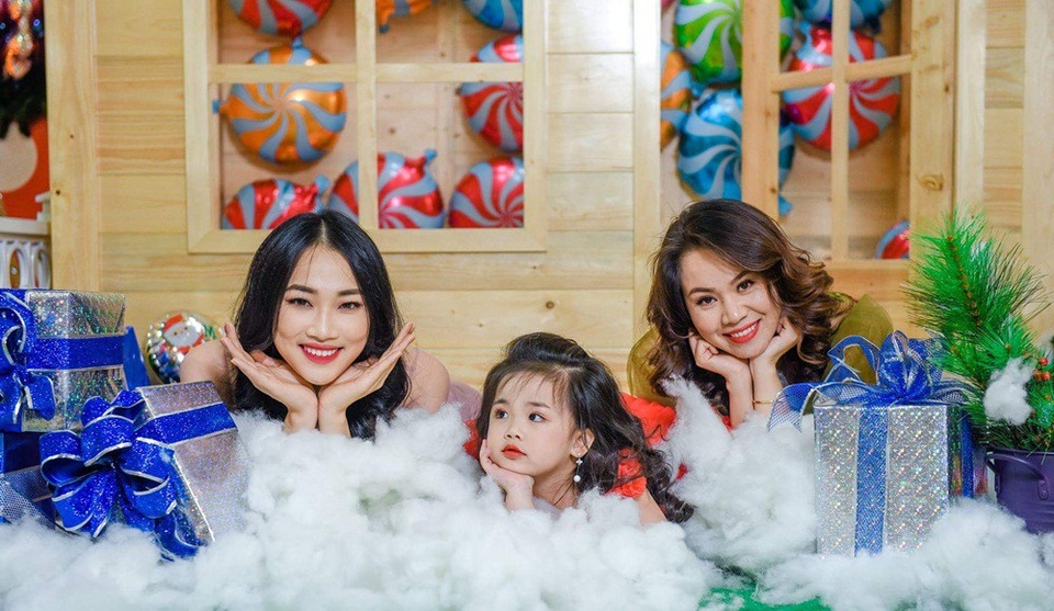 “Tan chảy” với bộ ảnh Giáng sinh của các "siêu mẫu nhí" - 11 Những hoạt động ngoại khóa, trải nghiệm thực tế như thế này sẽ giúp các con có thêm nhiều kỹ năng sống, giúp các con luôn luôn tự tin và bản lĩnh để sau này có thể thực hiện đam mê và ước muốn của mình, cô Đinh Hương nói.