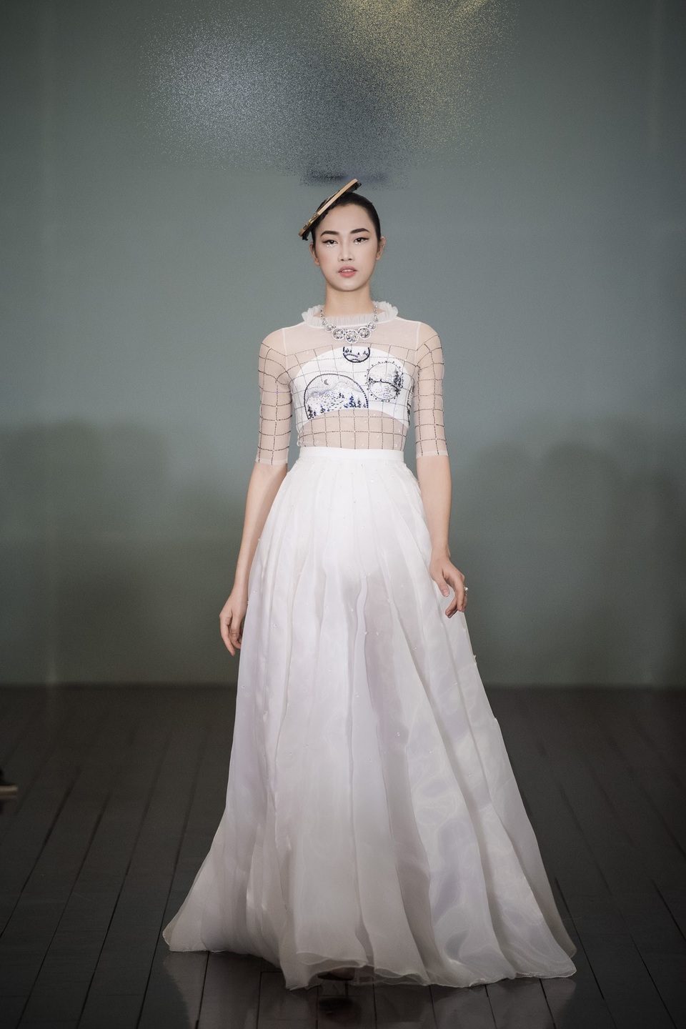 Ngoài bộ váy đặc biệt của Thanh Mai, hai bộ còn lại (1 bộ trắng do Thuỷ Tiên, top 5 Hoa hậu Việt Nam 2015) và 1 bộ váy đen tua rua, trung bình gắn hơn 10.000 viên tạo thành vòng tròn với hiệu ứng bắt sáng sang trọng.