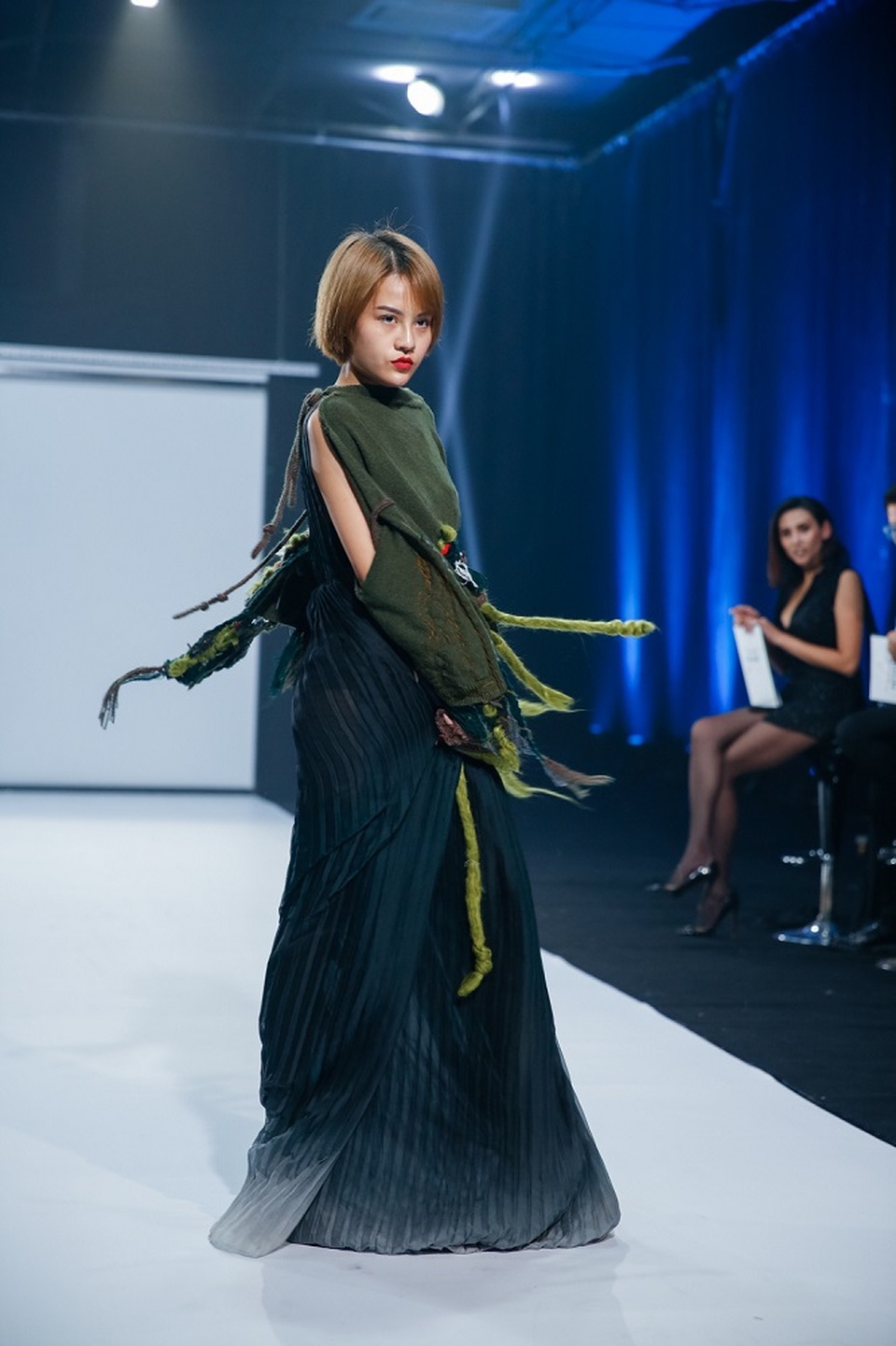 Thoạt nhìn qua, mọi người sẽ tưởng rằng Thùy Trâm may mắn khi đã thoàn thành phần thi của mình một cách xuất sắc nhưng cho đến khi cô ấy vô tình kéo chiếc váy ra thì ngay cả ban giám khảo và khán giả cũng khá bất ngờ khi cô đang catwalk trên đôi giày bị gãy gót. Thùy Trâm đã khéo léo xử lý tình huống của mình và đánh lừa ngay cả giảm khảo và khán giả xem đài, và cũng chính vì sự khéo léo đó đã giúp Thùy Trâm chiến thắng ở thử thách này.