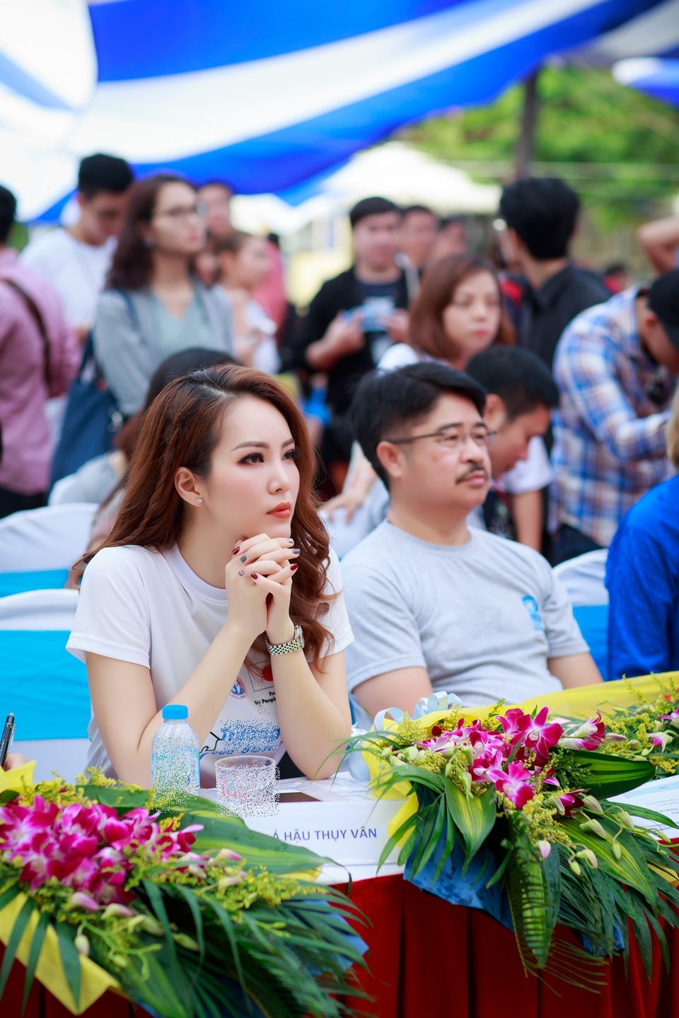 “Dư âm của VTV Awards vẫn còn đọng lại trong tôi. Sau đêm trao giải, mặc dù tôi bị ốm không thể tham dự nhưng nhiều người bạn cả quen và không quen vẫn gửi tin nhắn chia sẻ và ủng hộ. Điều đó khiến tôi cảm kích. Chiếc cúp VTV Awards là biểu tượng của tính yêu khán giả dành cho mình thì những tin nhắn đó chẳng phải chiếc cúp tôi đã nhận sao”, Thụy Vân nói.