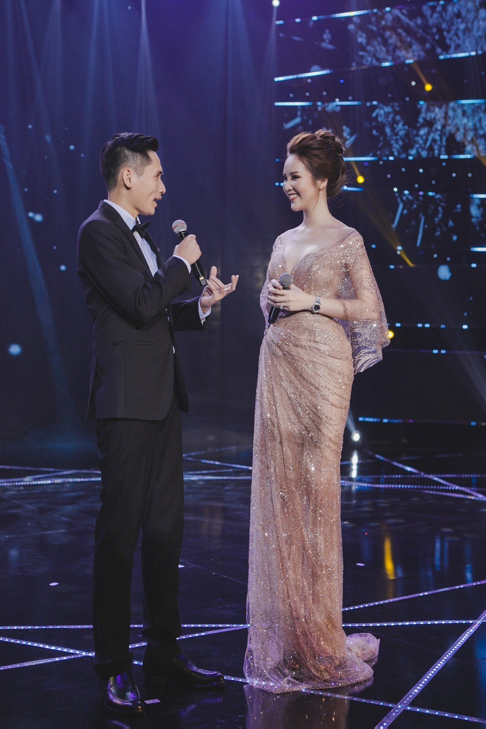 Nhận xét về “đàn anh”, Á hậu nói: “Nếu mọi người thấy anh Khánh khá khô cứng trên những bản tin thể thao thì trong dịp này, anh ấy lại vô cùng dí dỏm, hài hước. Tôi khá bất ngờ khi biết anh cũng chính là người đi cùng ê kíp quay các phóng sự và viết kịch bản cho chương trình năm nay”.