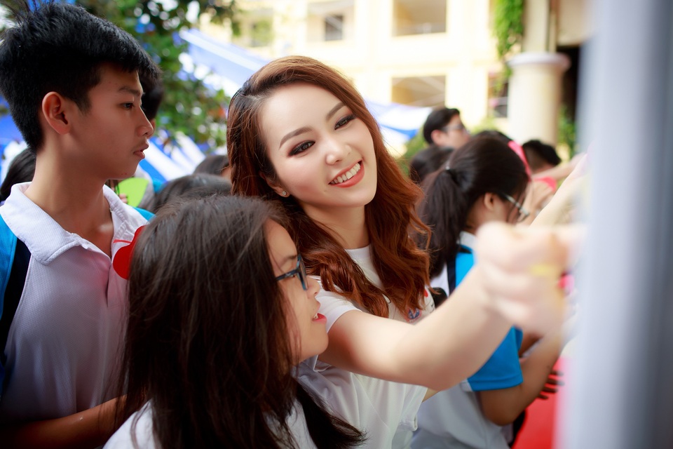 Khi được hỏi về chuyện trượt giải “MC ấn tượng” tại VTV Awards 2017, Thụy Vân cho biết, cô muốn gửi lời chúc mừng đến người chiến thắng là MC Thành Trung. Với cô, được lọt vào top 5 đề cử đã là một vinh dự bởi nó thể hiện sự yêu thương mà khán giả dành cho cô.