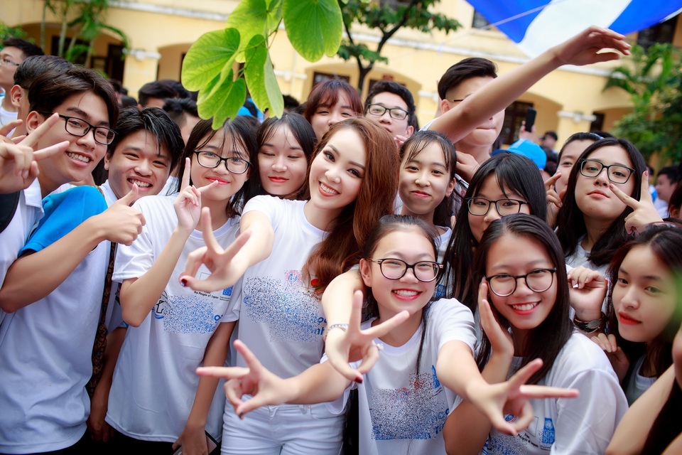 Á hậu Việt Nam 2008 giản dị xuất hiện với áo thun, quần jeans trắng, gương mặt được trang điểm nhẹ nhàng. Sự có mặt của Thụy Vân được các em học sinh chào đón rất nồng nhiệt bởi từ lâu cô đã là tấm gương mà giới trẻ ngưỡng mộ về nhan sắc và học thức.