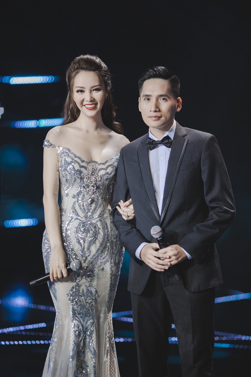 Trước đây, Thụy Vân từng có dịp dẫn chung với BTV Quốc Khánh trong chương trình “Giao lưu diễn viên truyền hình 2015”. Quốc Khánh đùa rằng, mỗi lần đứng cạnh Thụy Vân, anh luôn “bị lỗ” về chiều cao. Tuy nhiên, anh nhất quyết không mang giầy độn gót vì chứng sợ độ cao. Khi tái ngộ “gái một con” trong chương trình “Chào 2018” lần này, Quốc Khánh cũng chấp nhận bị lép vế về chiều cao khi Thụy Vân đi giày trên 15cm.