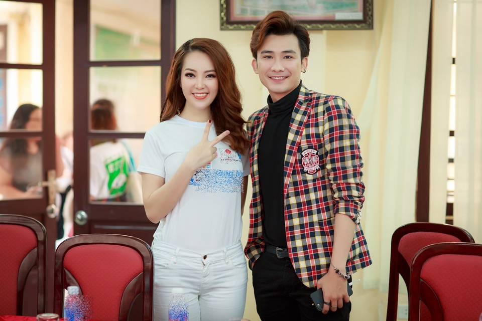 Ca sĩ Chí Thiện cũng tham gia và hội ngộ với Á hậu Thụy Vân.