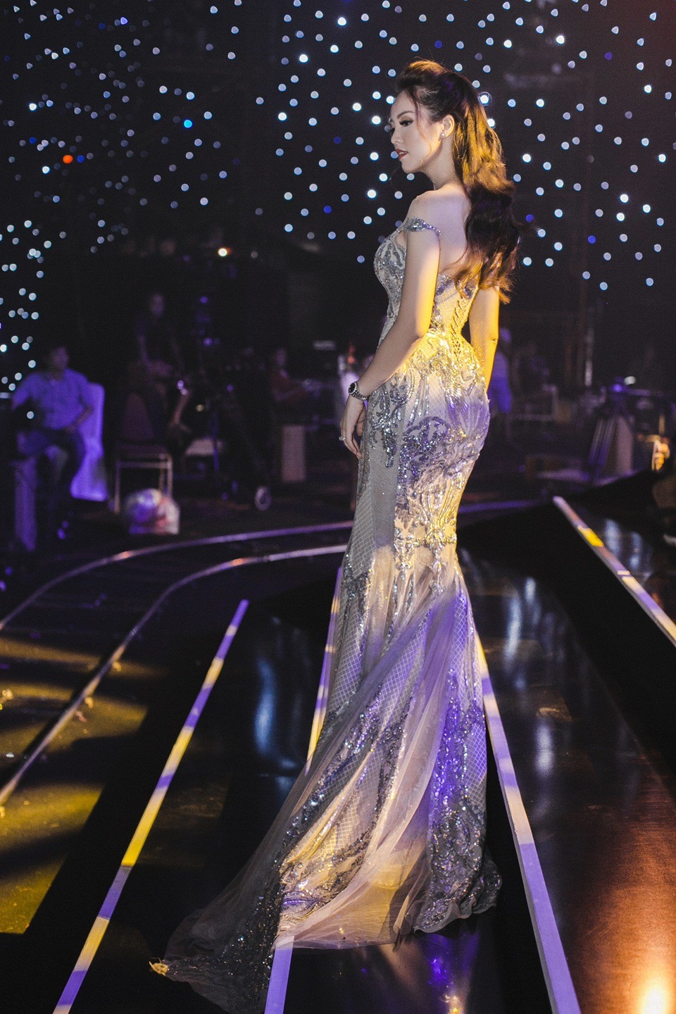 Những lúc máy quay chỉ bắt cận vào gương mặt, Thụy Vân tranh thủ tháo giày cao gót để đi chân đất cho thoải mái.