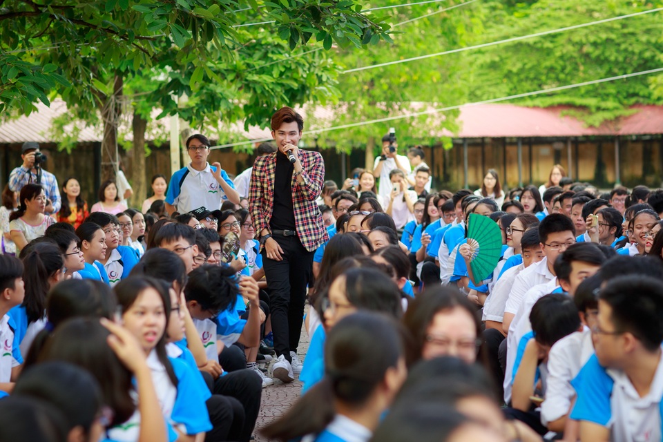 Nam ca sĩ được giới trẻ yêu mến trong vòng vây của các em học sinh.