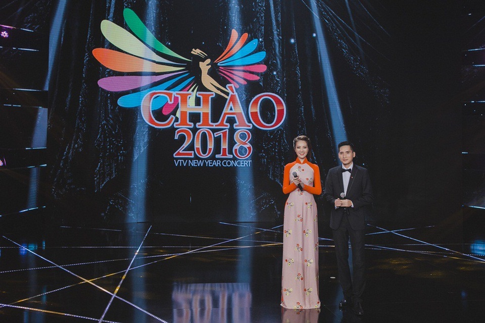 Mặc dù còn 2 tháng nữa năm 2017 mới khép lại nhưng VTV đã hoàn thành buổi ghi hình cho chương trình “Chào 2018” tại TP HCM với sự tham gia của rất nhiều nghệ sĩ tên tuổi. Chương trình được ghi hình trong suốt 3 ngày và được ba đạo diễn Đỗ Thanh Hải, Phạm Hoàng Nam và Khải Anh phối hợp thực hiện.