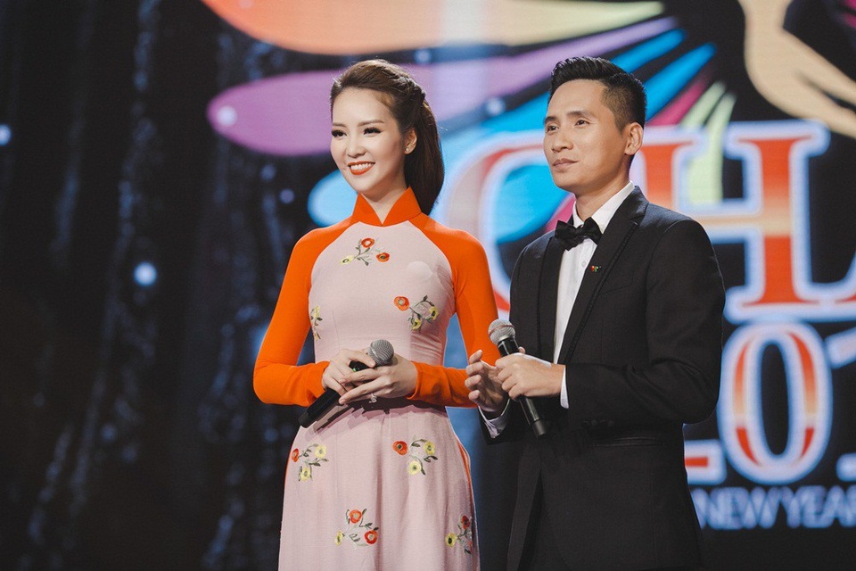 “Chào 2018” là điểm hẹn của VTV với những gương mặt nghệ sĩ gặt hái được nhiều thành công trong năm qua ở các lĩnh vực âm nhạc, phim ảnh, thời trang... Năm nay, nhiệm vụ MC kết nối được giao cho Á hậu Thụy Vân và BTV Quốc Khánh - gương mặt quen thuộc với khán giả truyền hình thông qua các Bản tin thể thao.