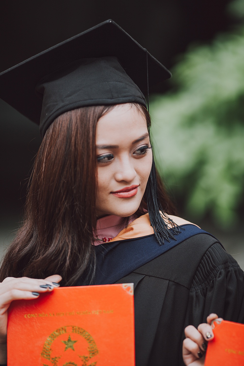 Thùy Anh “Bộ tứ 10A8” trưởng thành trong bộ ảnh kỷ yếu - 4
Không còn là nét lí lắc, nhí nhảnh của một cô gái tuổi teen, Thùy Anh ngày hôm nay đã trở thành một thiếu nữ hiện đại và cực kỳ cá tính.