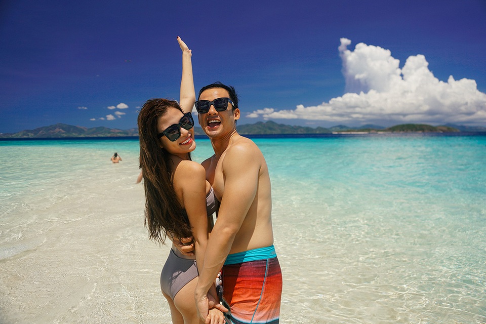Thúy Diễm diện bikini nóng bỏng bên ông xã Lương Thế Thành - 2 Cặp đôi nổi tiếng có kì nghỉ kỉ niệm 1 năm ngày cưới lãng mạn bên nhau.