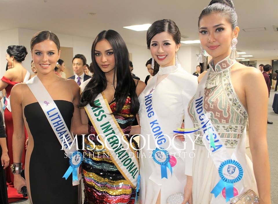 Thùy Dung đọ sắc cùng dàn thí sinh Hoa hậu Quốc tế 2017 - 3
Kylie Verzosa (thứ hai từ trái sang) đến từ Philippines đang là đương kim Hoa hậu Quốc tế.