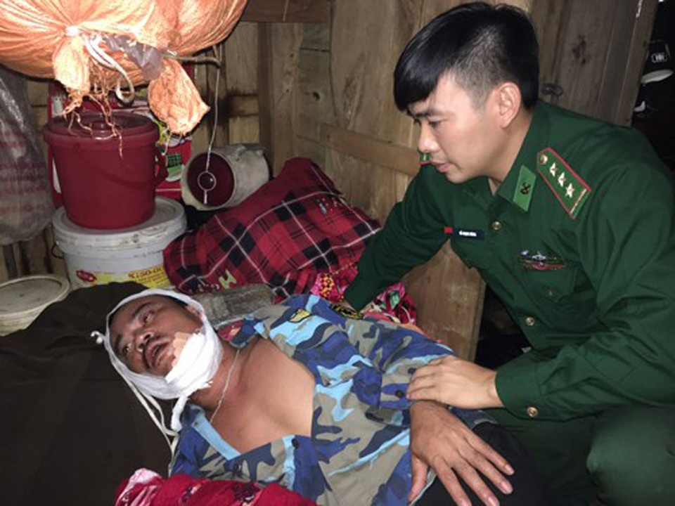 Dây cáp tời tuột bật vào mặt, một thuyền viên gặp nạn trên biển - 1 Nạn nhân Đông bị thương nặng, được lực lượng biên phòng tại trạm Cửa Sót, xã Thạch Kim, huyện Lộc Hà hỗ trợ đưa vào bờ. Ảnh: Thế Mạnh.