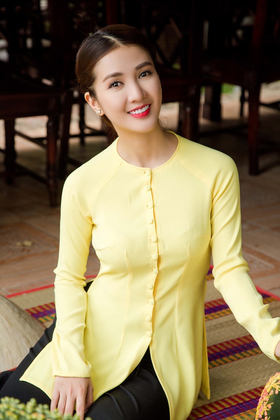 Hot girl Linh Napie khoe vẻ mặn mà trong tà áo bà ba - 1 Hot girl Linh Napie khoe vẻ mặn mà trong tà áo bà ba - 1
