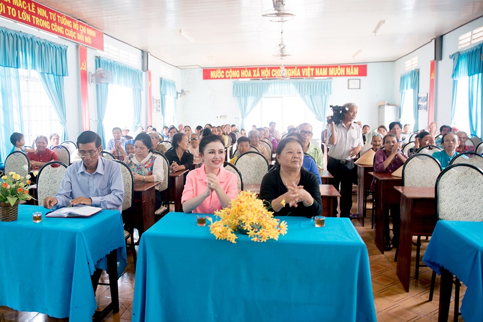 Hoa Hậu Janny Thủy Trần mang Tết tới người dân quê nhà - 1 Hoa Hậu Janny Thủy Trần mang Tết tới người dân quê nhà - 1