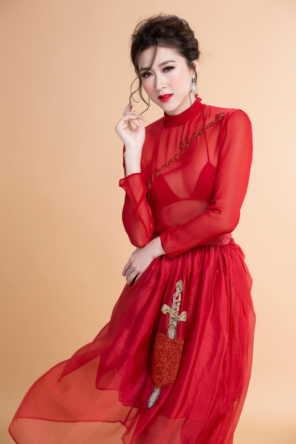 Top 10 Miss Ngôi sao khoe vẻ đẹp nữ tính, kiêu sa - 11 Thiết kế tông màu đỏ quyền lực phối voan trong suốt là thiết kế đầm độc đáo khiến các quý cô trở nên rạng ngời và lộng lẫy, mang đậm âm hưởng của phong cách phụ nữ Á Đông.