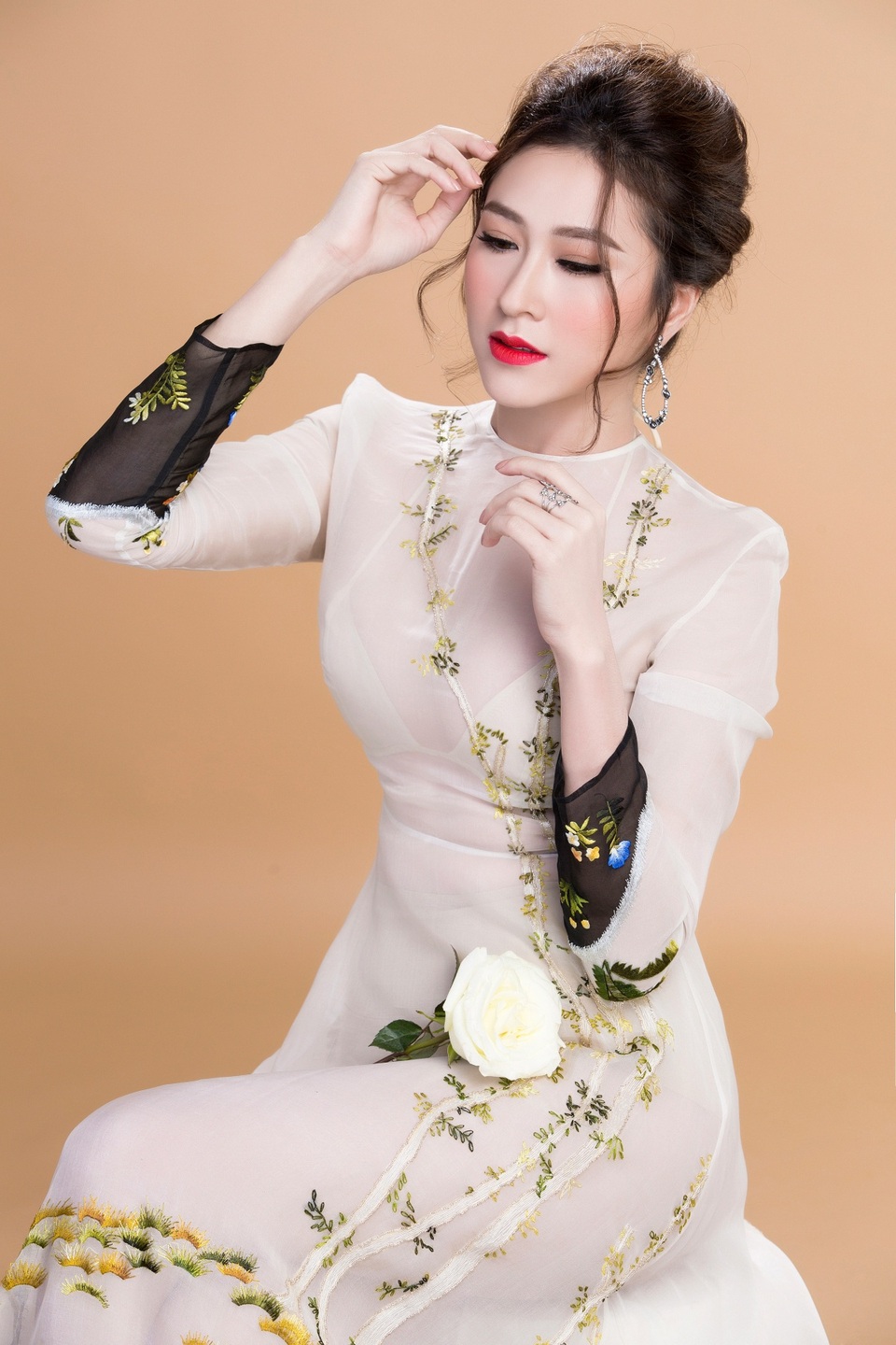 Top 10 Miss Ngôi sao khoe vẻ đẹp nữ tính, kiêu sa - 14 Thiết kế là phương tiện giúp không chỉ Thuỳ Trang mà cả những quý cô khác tôn được vẻ đẹp lấp ló của vòng 1 cùng vóc dáng kiêu sa với chi tiết đai thắt eo tạo nên những đường cong của cơ thể.