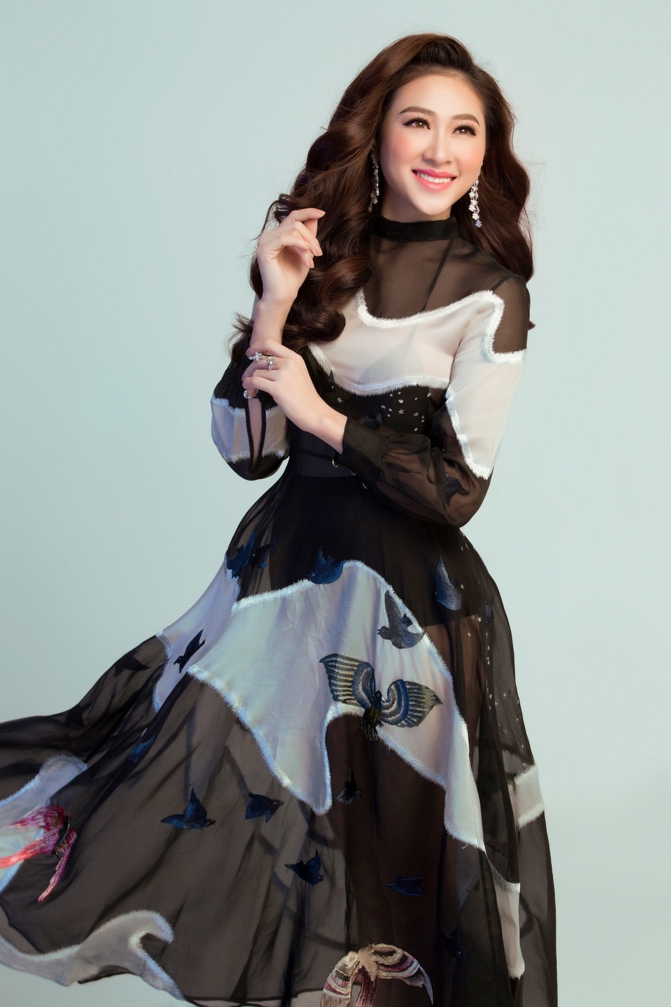 Top 10 Miss Ngôi sao khoe vẻ đẹp nữ tính, kiêu sa - 4 Với các chi tiết cầu kì, tỉ mỉ, mẫu đầm này dễ dàng ghi điểm bởi kiểu dáng đuôi cá và chi tiết họa tiết phối sang trọng, vô cùng hấp dẫn, tạo điều kiện để Thu Trang khoe trọn nét đẹp hình thể của mình.